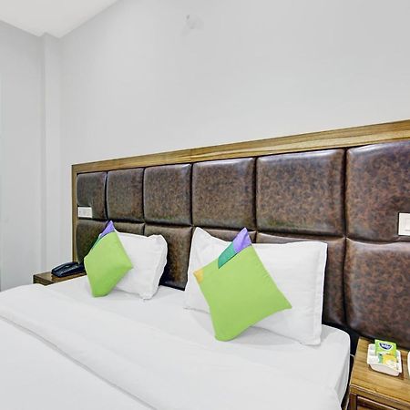 Treebo Royal Salute, Zirakpur Hotell Exteriör bild