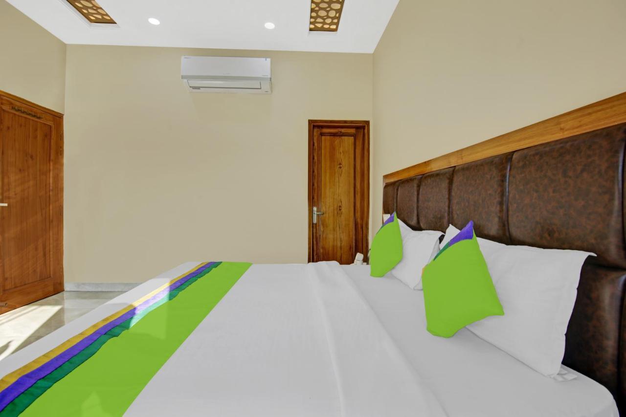 Treebo Royal Salute, Zirakpur Hotell Exteriör bild