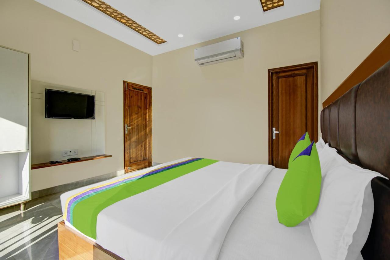 Treebo Royal Salute, Zirakpur Hotell Exteriör bild