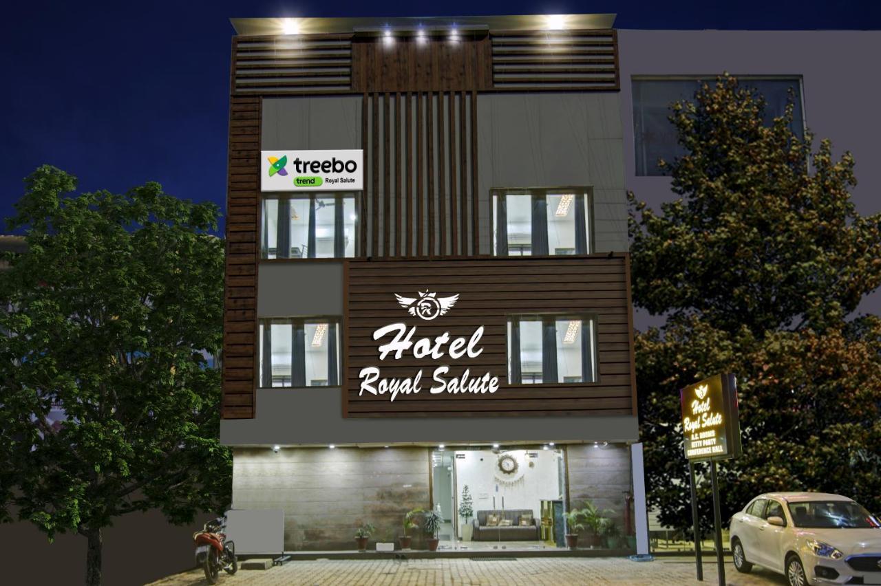 Treebo Royal Salute, Zirakpur Hotell Exteriör bild