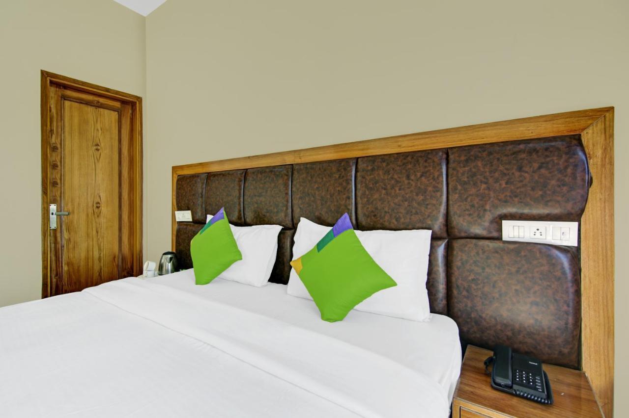 Treebo Royal Salute, Zirakpur Hotell Exteriör bild