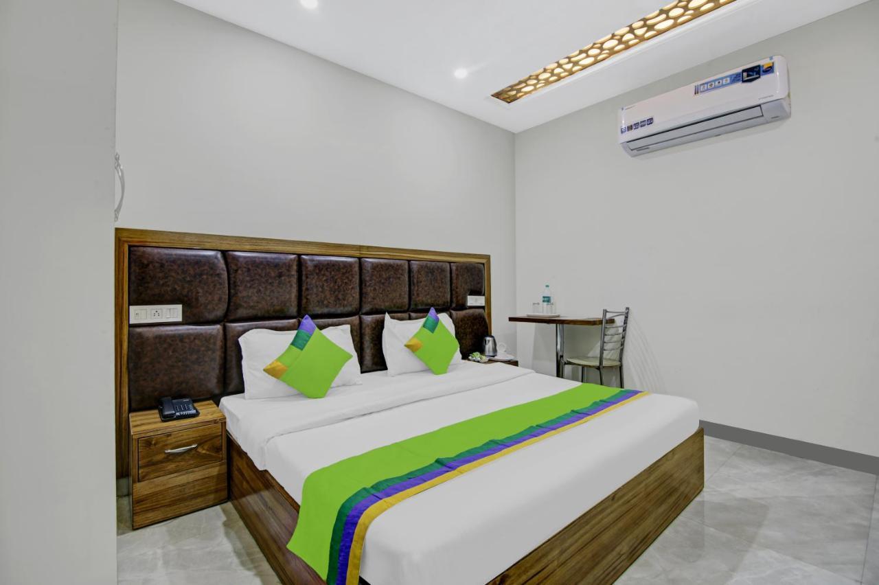 Treebo Royal Salute, Zirakpur Hotell Exteriör bild