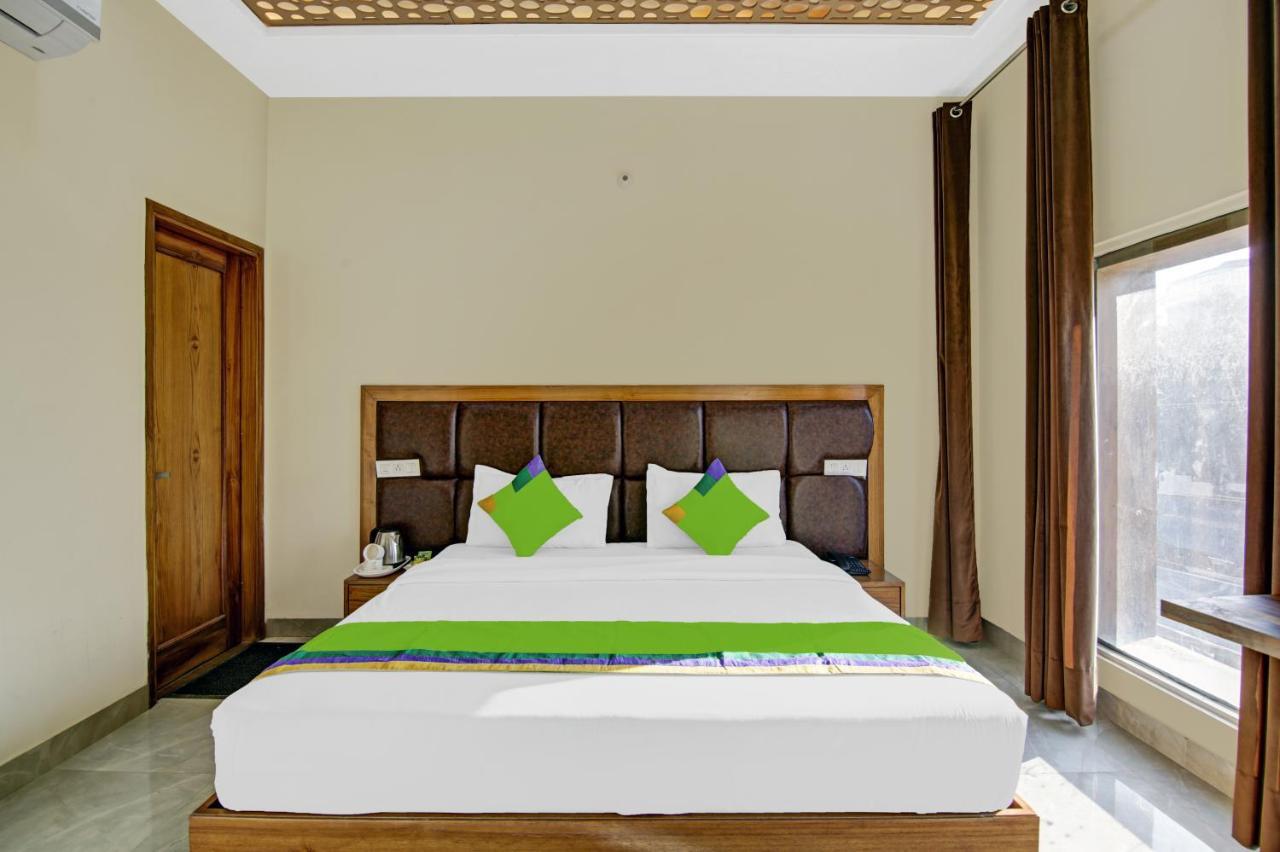 Treebo Royal Salute, Zirakpur Hotell Exteriör bild