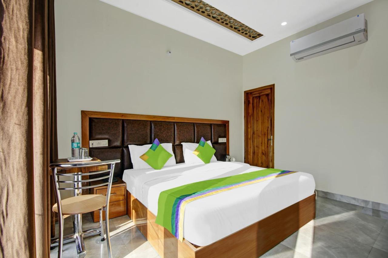 Treebo Royal Salute, Zirakpur Hotell Exteriör bild