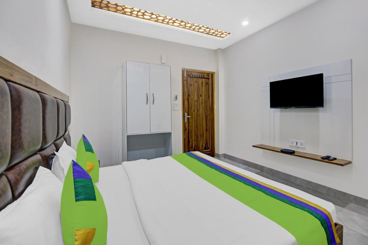 Treebo Royal Salute, Zirakpur Hotell Exteriör bild