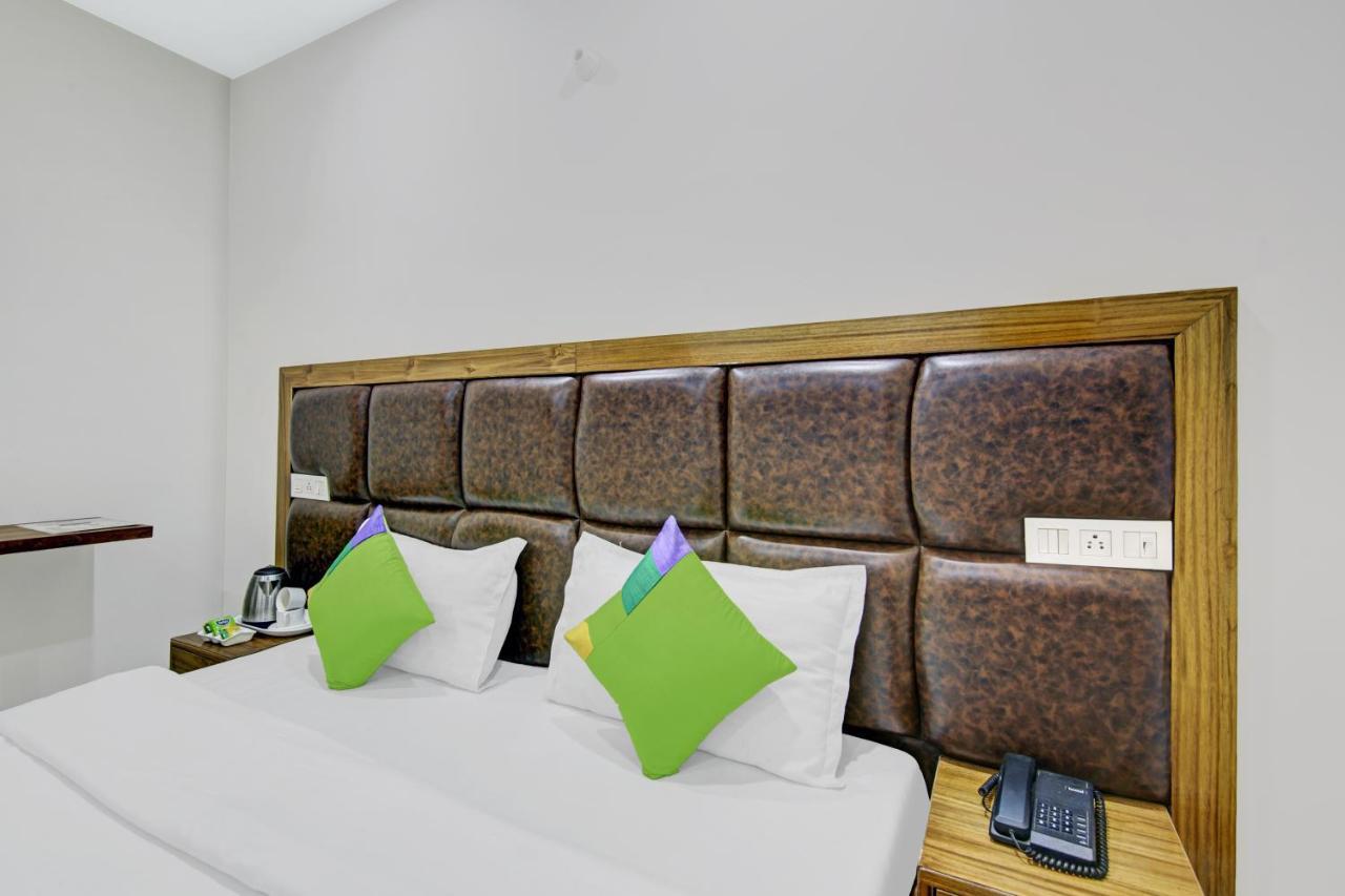 Treebo Royal Salute, Zirakpur Hotell Exteriör bild