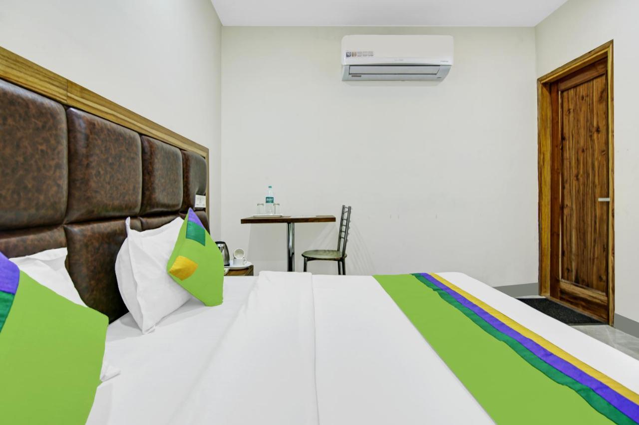 Treebo Royal Salute, Zirakpur Hotell Exteriör bild