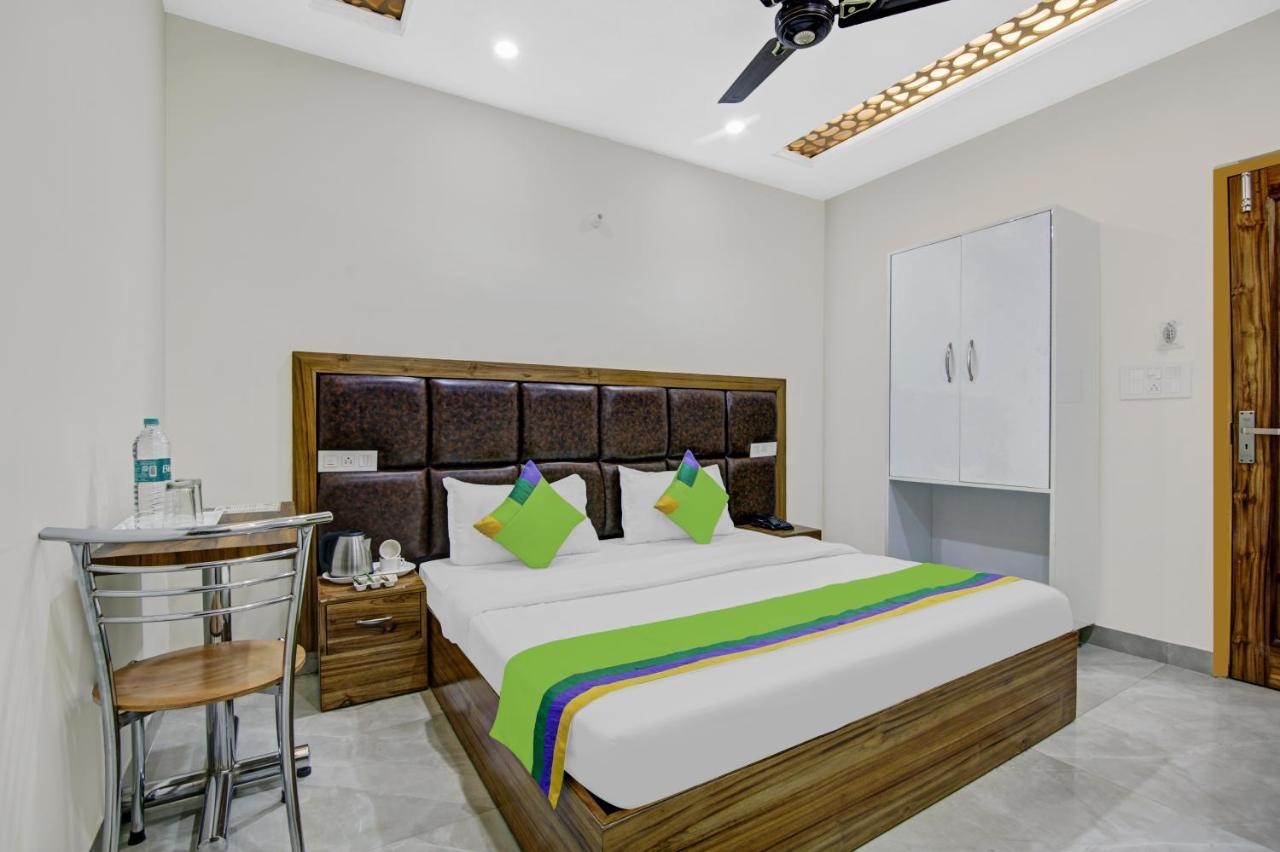 Treebo Royal Salute, Zirakpur Hotell Exteriör bild